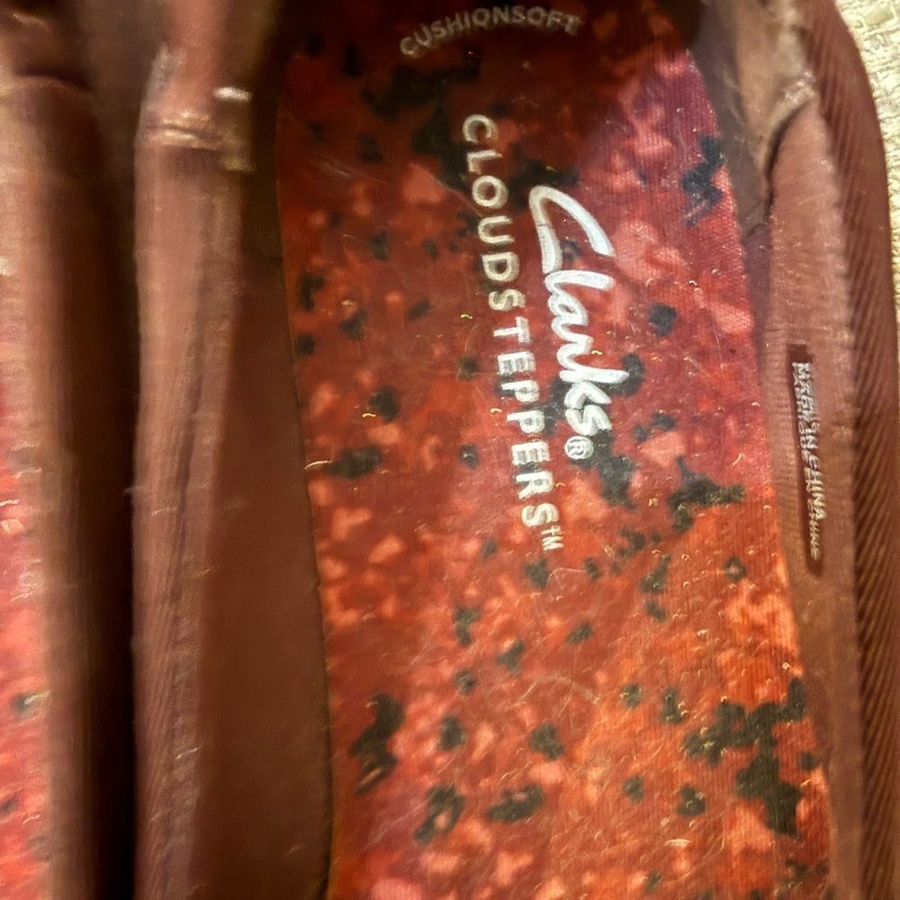 Clarks Women's Burgundy Flats size 5 - Picture 2 of 5